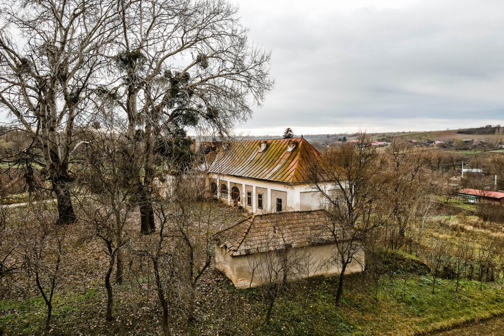 Vând domeniile istorice din Bihor. Conacul- domeniul de vânătoare pe care contele Zicky i l-a dăruit fiului său și conacul care a adăpostit Coroana Ungariei caută stăpân