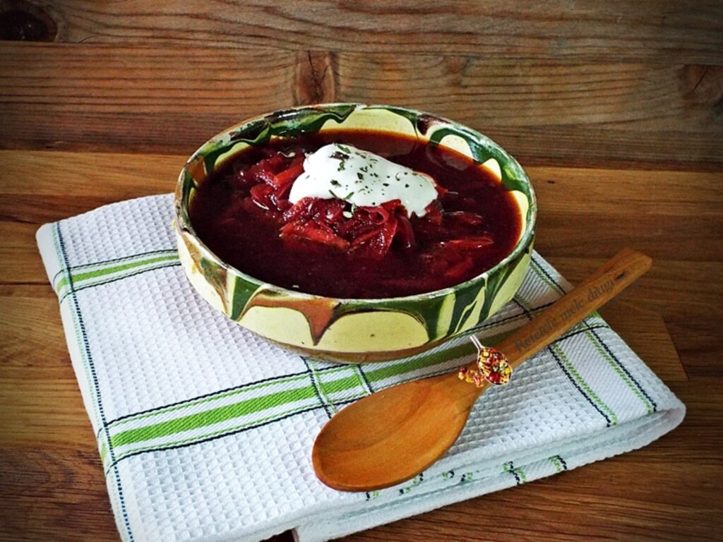 Borș cu sfeclă roșie şi pui. Celebra rețetă rusească pe care nu trebuie s-o ratați