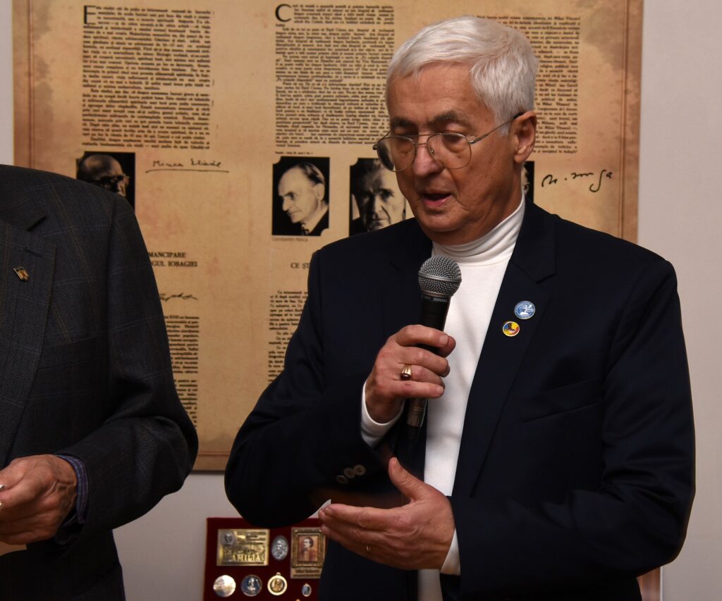 Fostul șef al Poliției Bihor, generalul (r) Lazăr Cârjan, are o colecție de peste 700 de cărți rare despre Eminescu