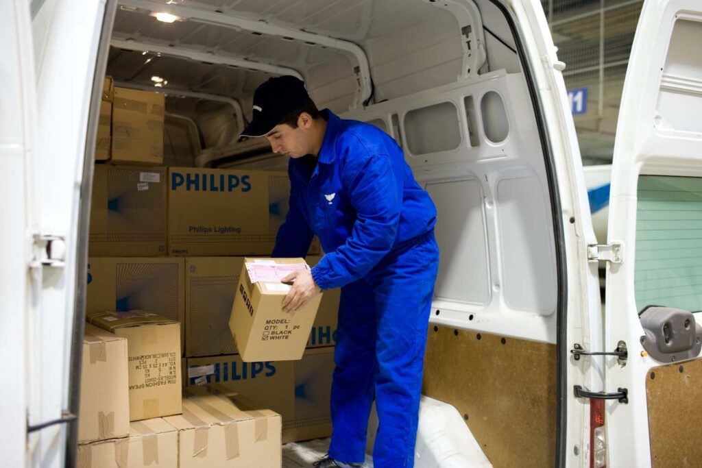 FAN Courier, liderul pieței locale de curierat și unul dintre cele mai populare branduri românești, fondat în 1998 de Adrian Mihai, Neculai Mihai și Felix Pătrășcanu, împlinește astăzi 25 de ani de activitate.