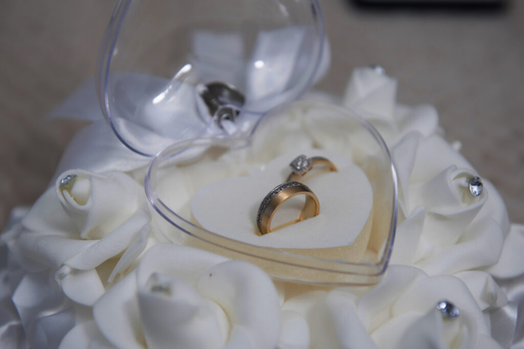 O cântăreață s-a căsătorit cu o fantomă. Cum a ajuns femeia să-și cunoască sufletul pereche și ce dificultăți a întâmpinat în noua căsnicie