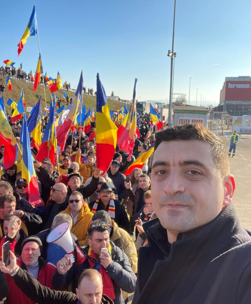 Protest AUR la Sebeș și la Rădăuți, în fața firmelor austriece. George Simion s-a urcat pe un gard și a oprit circulația