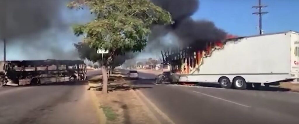 Război civil pe străzile din Mexic. Arestarea fiului baronului drogurilor El Chapo s-a soldat cu o baie de sânge. Video