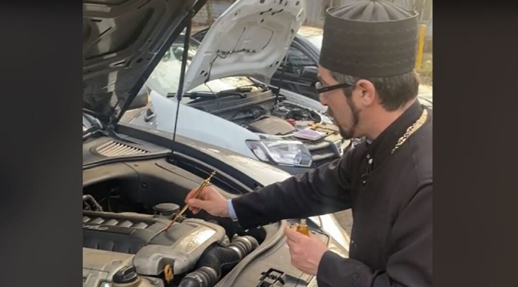 Preot filmat când sfințește un bolid de zeci de mii de euro: „Să sfințească şi rezervorul, că acolo se duc banii”. Video