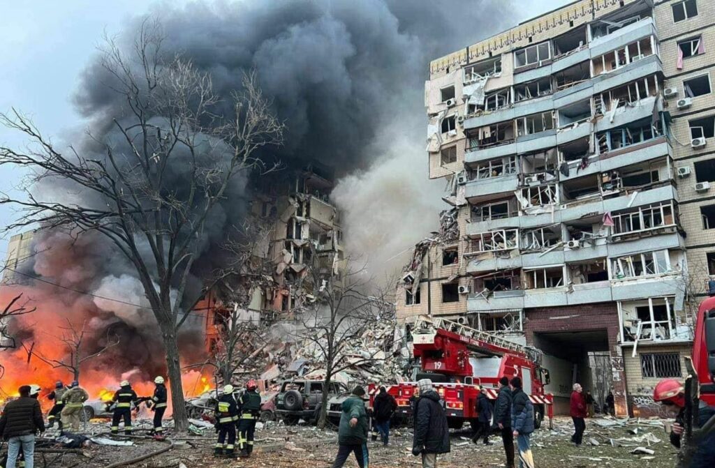 Război în Ucraina, ziua 427. Rusia a lansat un atac cu rachete asupra unui oraș din estul Ucrainei. Fostul președinte rus amenință din nou cu rachetele nucleare