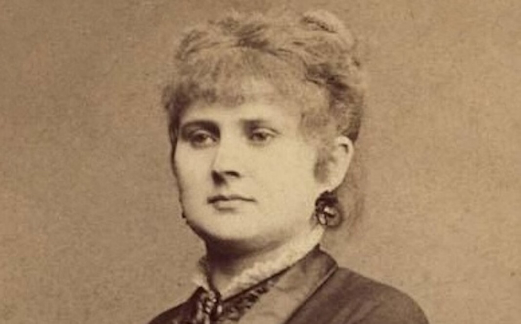 Poeta răpusă de rigoarea vremurilor, dar și de o iubire imposibilă