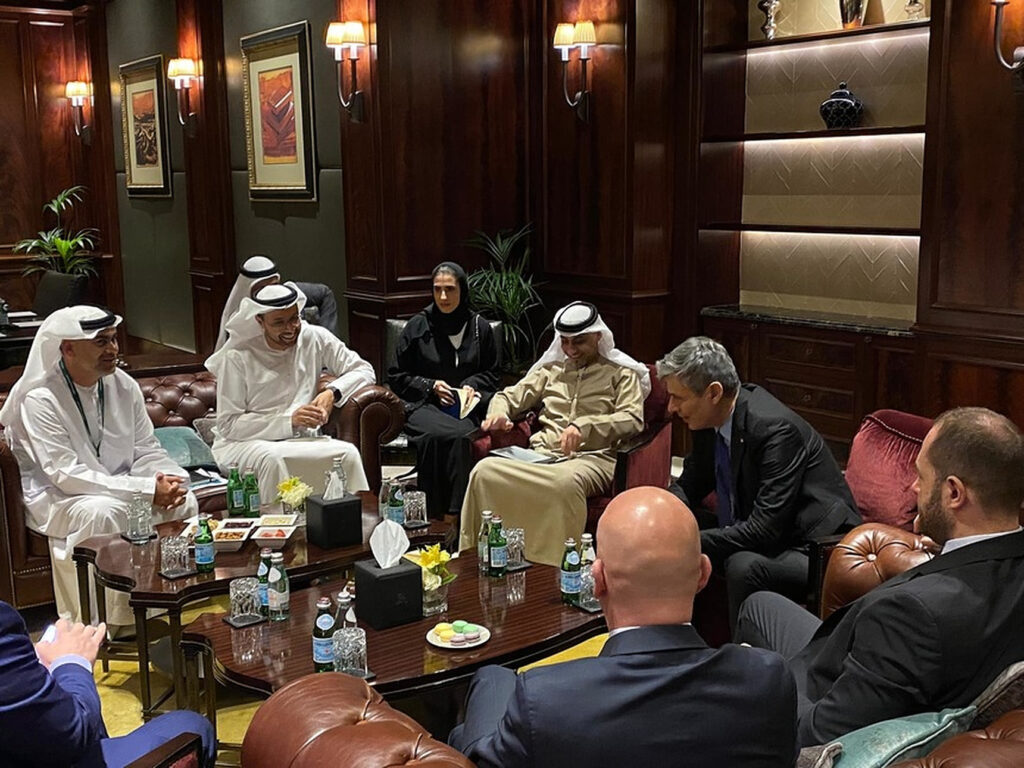 Ministrul Virgil Popescu, discuţii cu companii din Emiratele Arabe Unite pentru investiţii în producerea de energie regenerabilă