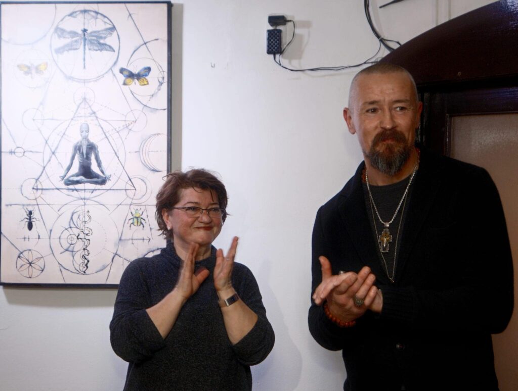 Un knifemaker excentric. Antrenorul lotului naţional de karate kyokushin, Harris Wallmen, sculptează în fildeș de mamut, vechi de peste 40.000 ani