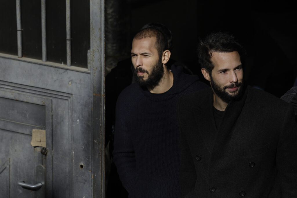 Frații Tate se pot plimba în voie. Au scăpat de interdicția de a părăsi Bucureștiul