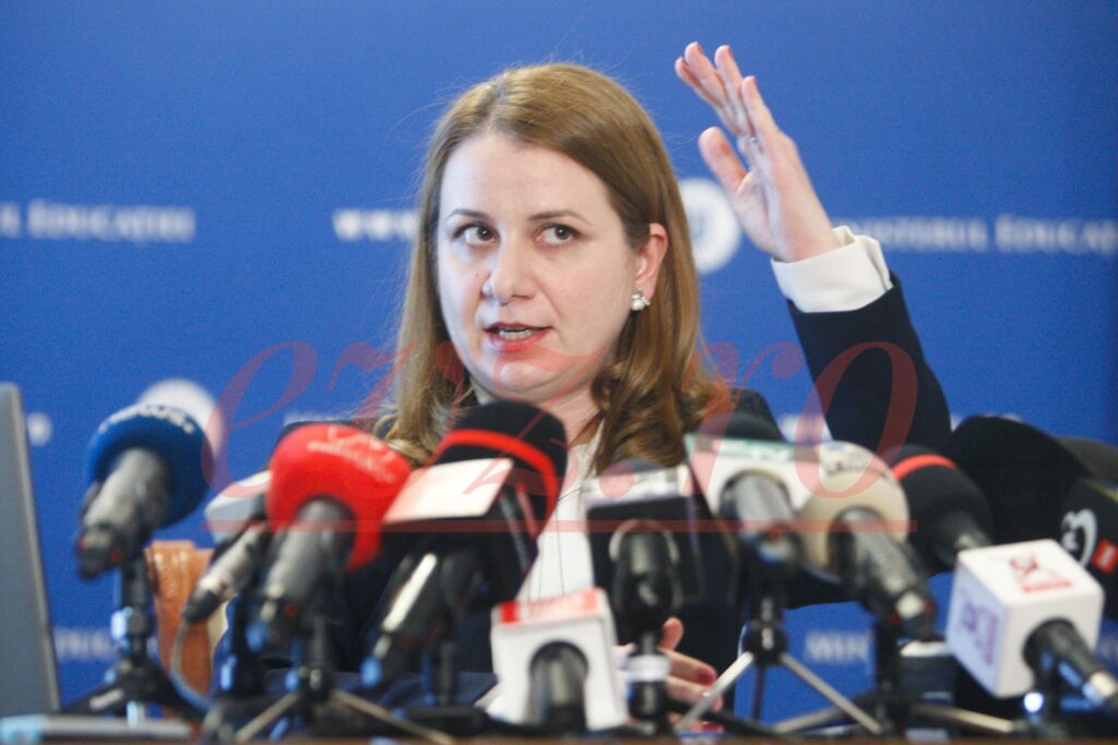 Noua Lege a Educației prevede sancțiuni pentru părinți. Ce pățesc cei care refuză să semneze contractul educațional cu școala