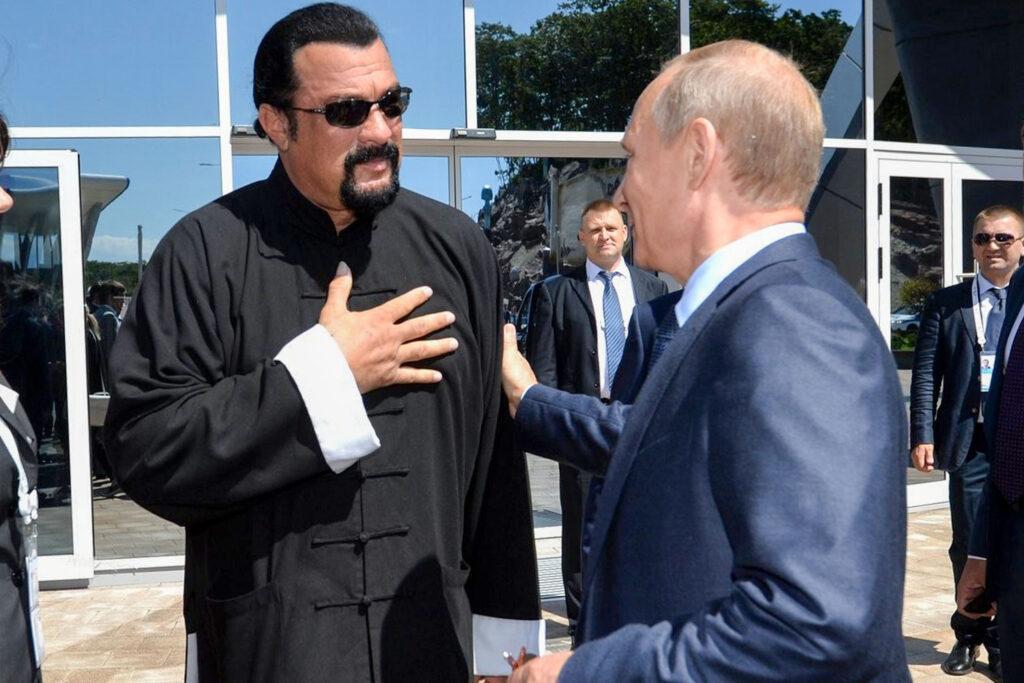 Actorul Steven Seagal îi învață pe soldații ruși cum să se bată. „Tinerii atleți pe care i-am văzut au un potențial foarte mare”