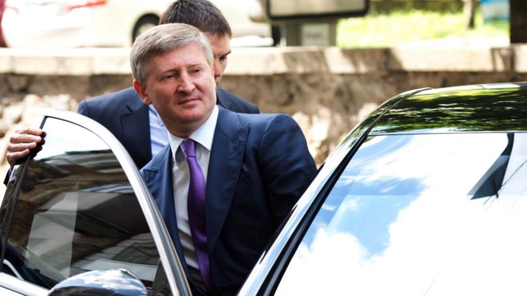 Rușii au blocat conturile unor oligarhi ucraineni. Rinat Ahmetov e pe listă după ce armata lui Putin i-a distrus combinatul din Mariupol