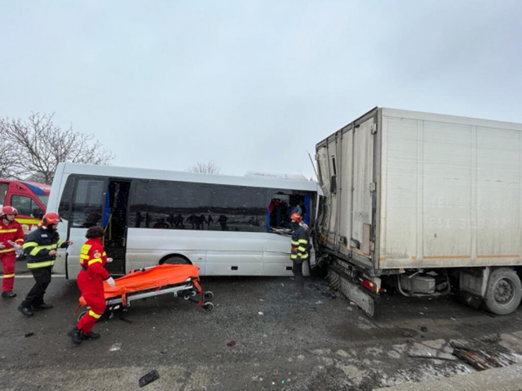 Accident grav, cu 13 victime, în Bacău, între un tir și un microbuz. Traficul este paralizat pe DN2