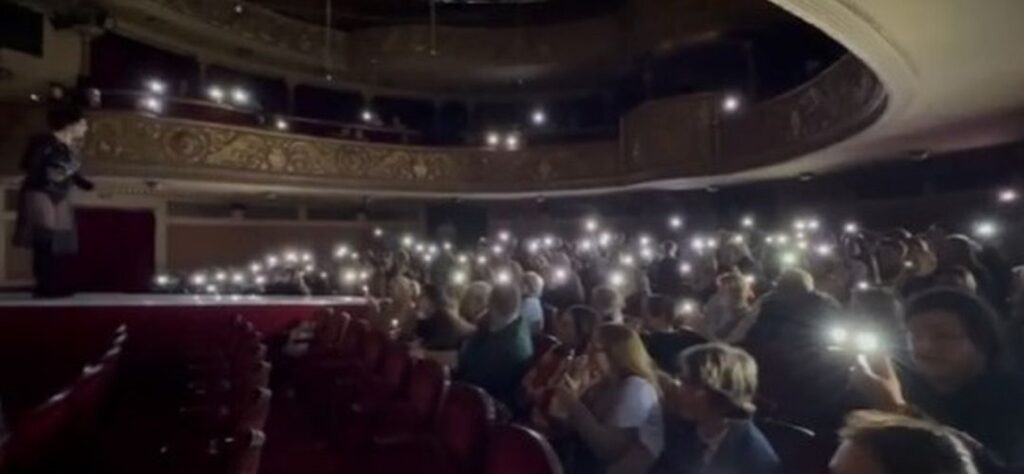 Ce scuză a găsit Dominic Fritz după ce Opera din Timişoara a rămas în beznă imediat după discursul lui Nicolae Ciucă