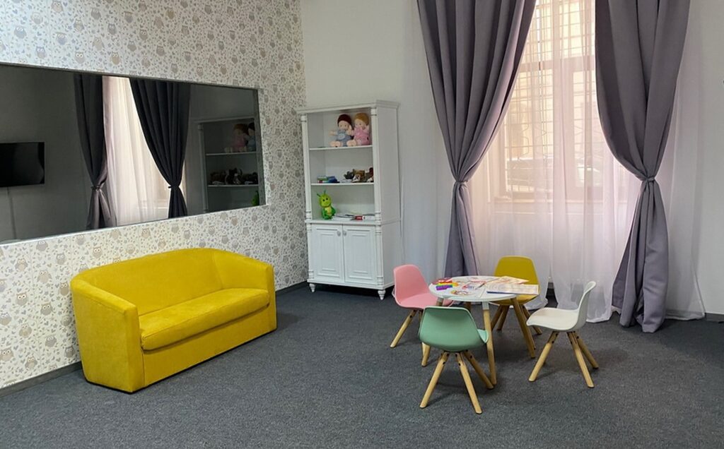 Camera păpușilor din cadrul Poliției Bihor. Aici sunt audiați micuții, victime ale unor infracțiuni