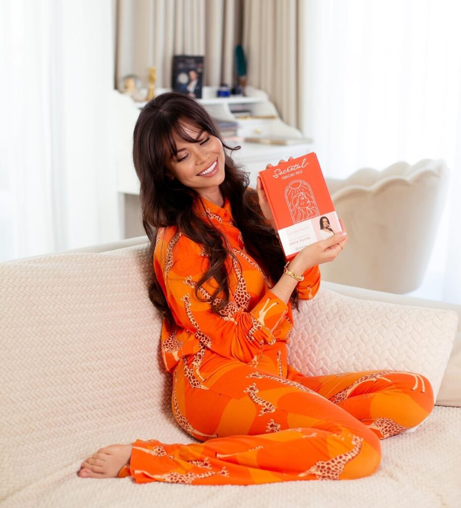 Cotată cea mai frumoasă femeie din lume, o orădeancă a lucrat cu psihologi din Ucraina și Rusia. „Secretul fericirii mele”, un jurnal terapeutic