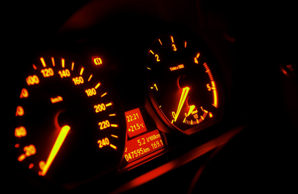 Câți km mai puteți face din clipa când se aprinde avertismentul luminos al mașinii