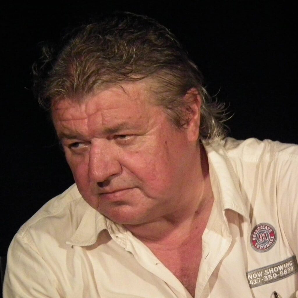 Greva foamei în fața Teatrului din Oradea: ”Trăiesc de pe o zi pe alta, sunt un actor sărac, flămând de pâine și de teatru”