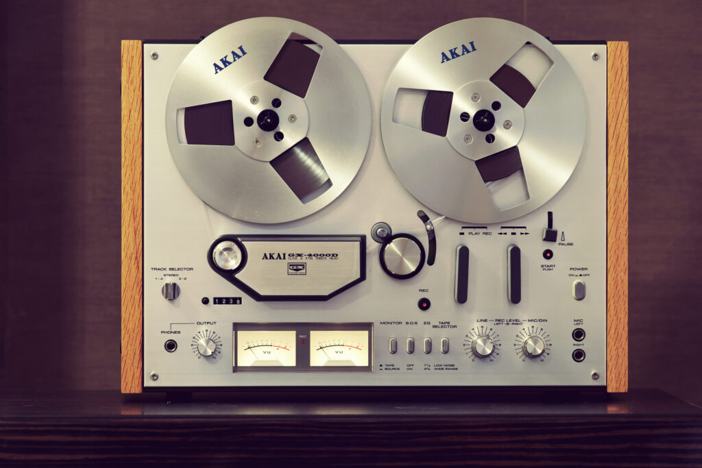 Magnetofonul face parte din categoria lucrurilor vintage, valoroase astăzi. Câți bani poți lua pe un astfel de aparat