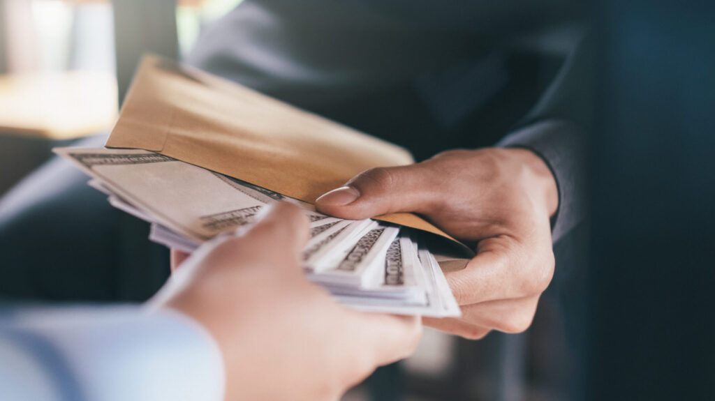 Turnură în cazul funcționarei de le Primăria Rediu care a fost prinsă în flagrant luând mită