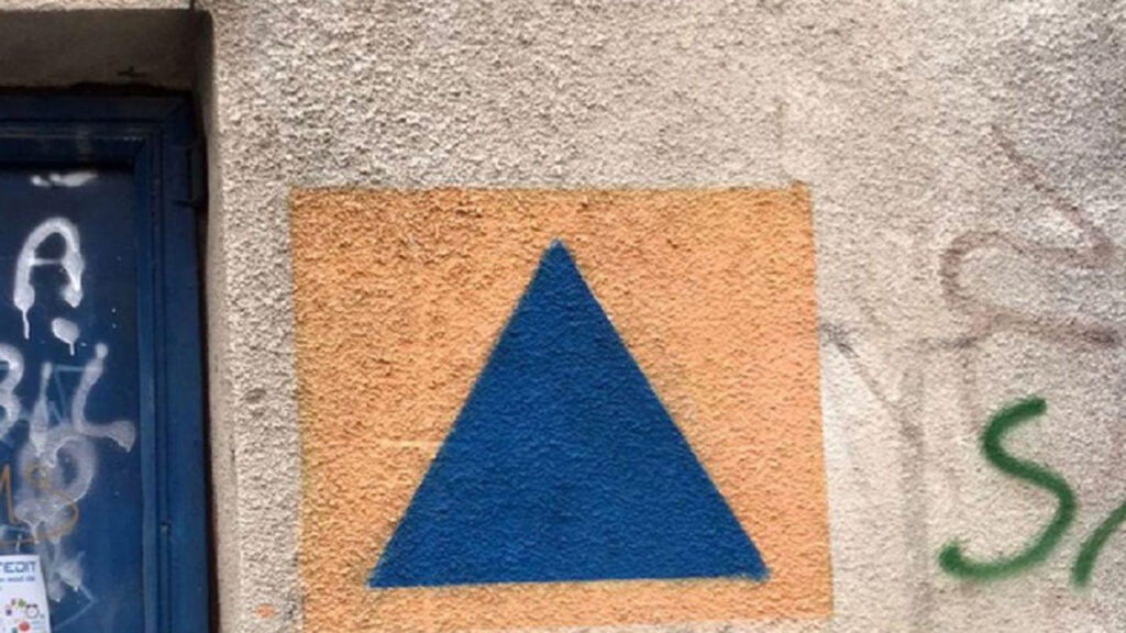Triunghi albastru în chenar portocaliu. Ce reprezintă acest semn aplicat pe mai multe clădiri din România