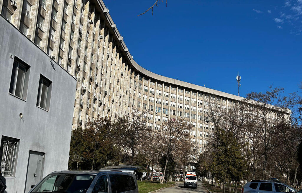 Bolnavii internați la Spitalul Județean Craiova, nevoiți să își cumpere singuri pastile și materiale sanitare, deși au plătit taxe toată viața