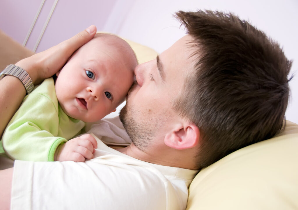 64% dintre bărbați își iau sub două săptămâni de concediu la nașterea copiilor