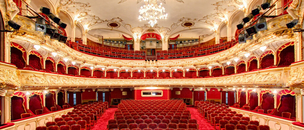 Oradea: Teatrul Regina Maria, Casa Darvas La Roche, biroul unui celebru avocat din Palatul Apollo, gazde ale starurilor Anthony Delon, Mickey Rourke, Elisabetta Pellini