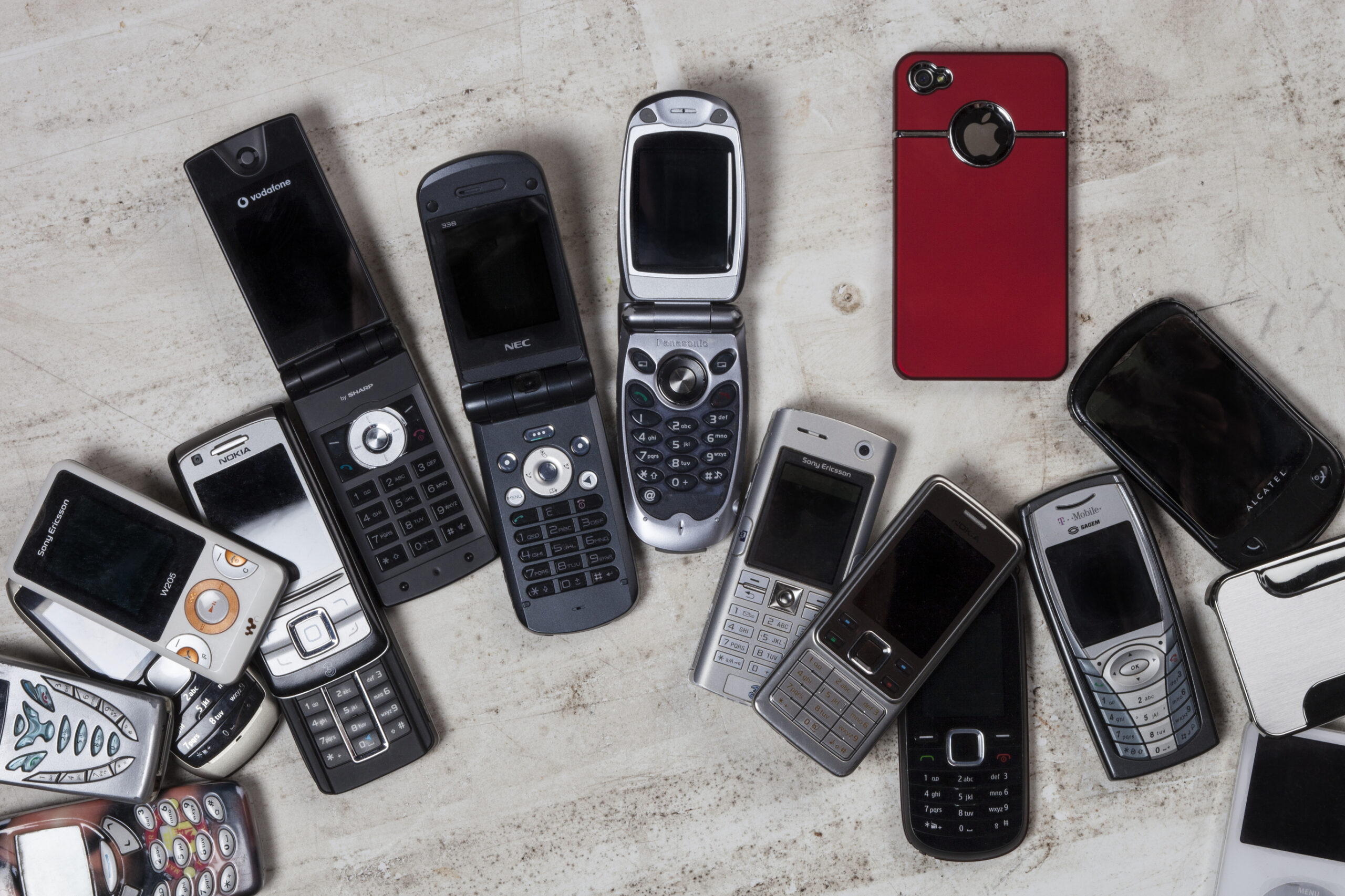 Telefoanele uitate în sertar care valorează o avere în 2026. Câți bani poți câștiga dacă ai unul acasă