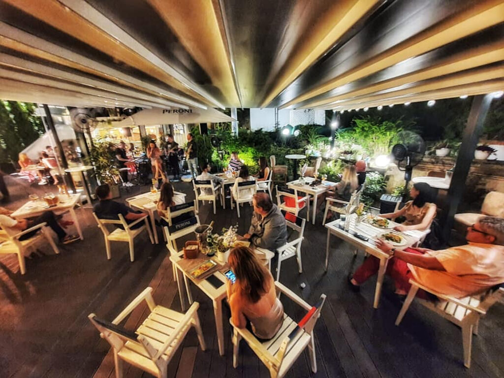 Proprietarul unui restaurant a angajat un preot fals cu scopul de a-i determina pe angajați să mărturisească „păcatele”