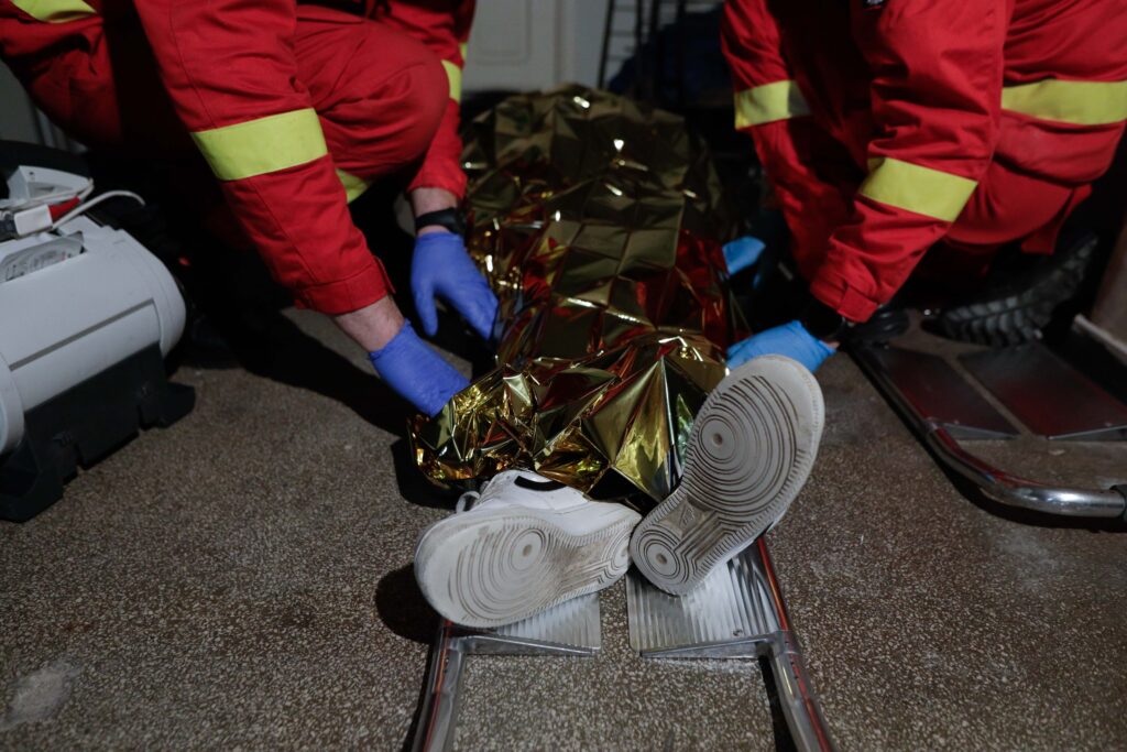 Accident tragic în Pitești. Un băiat de 13 ani a căzut de la etajul 2 al unui bloc de locuințe