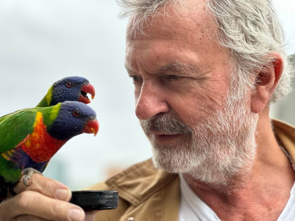Actorul Sam Neill, cunoscut din saga „Jurassic Park”, a dezvăluit că este grav bolnav. „Nu pot pretinde că anul trecut nu a avut momentele sale întunecate”