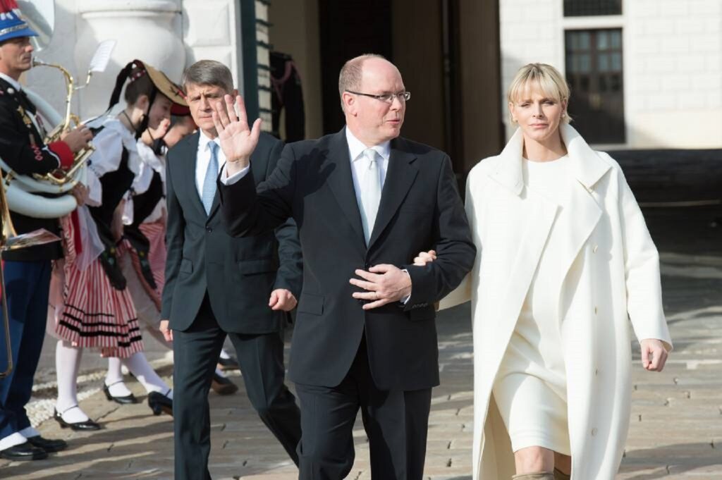 Charlene de Monaco, sub influența unui guru? Cine este blonda enigmatică care i-a devenit „umbră”