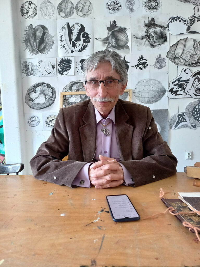 Student la 70 de ani. Emeric Siszer este în anul II la Arte Vizuale, la Universitatea Oradea. În comunism a făcut un Moș Gerilă robot, iar acum a inovat un sistem de urzit