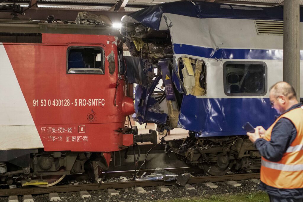 Peronul Gării din Galați s-a transformat într-un mic altar. Angajații CFR își plâng colega care a murit accidentul feroviar stupid