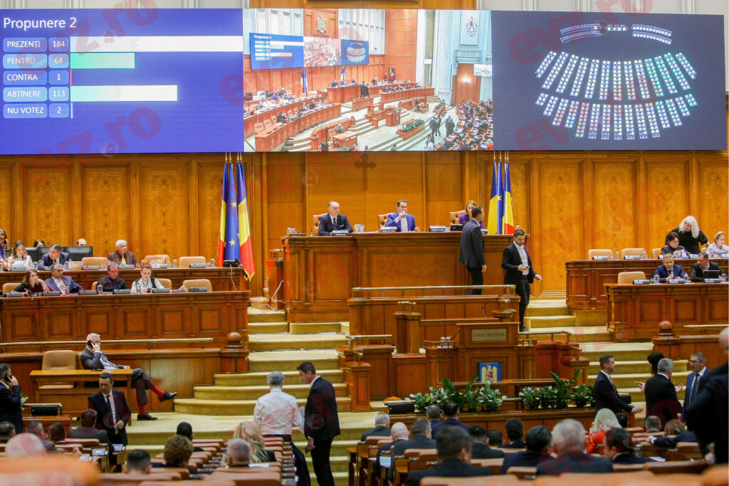 Alertă de securitate. Doi bărbați au vrut să intre cu arme albe în Palatul Parlamentului