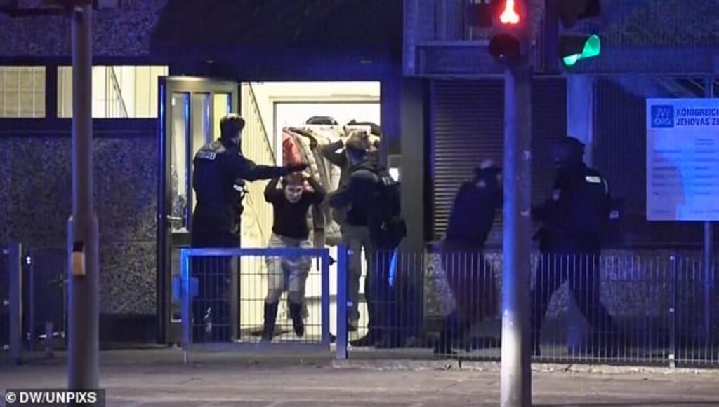 Detalii cutremurătoare despre atacul armat din biserica din Hamburg. Criminalul a fost găsit mort