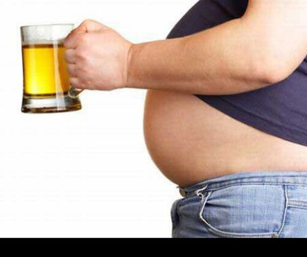 Burta de bere. Nutriționiștii vin cu vești bune: Nu trebuie să renunțați la băutura preferată pentru a redeveni supli