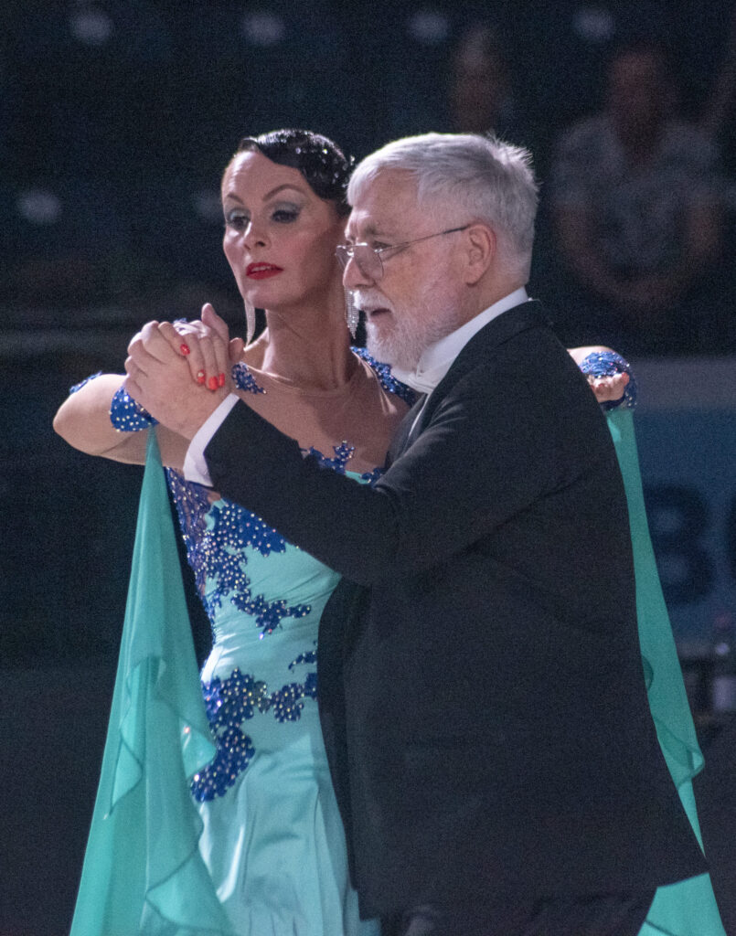 Fost director de școală în SUA, cel mai vârstnic dansator la Campionatul Național, la 74 de ani, alături de fiul său de 7 ani