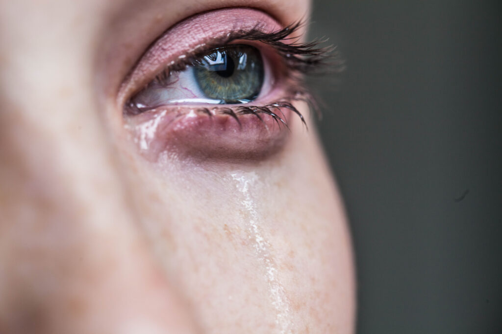 Ce înseamnă dacă visezi că plângi. Contează foarte mult și contextul în care apar lacrimile