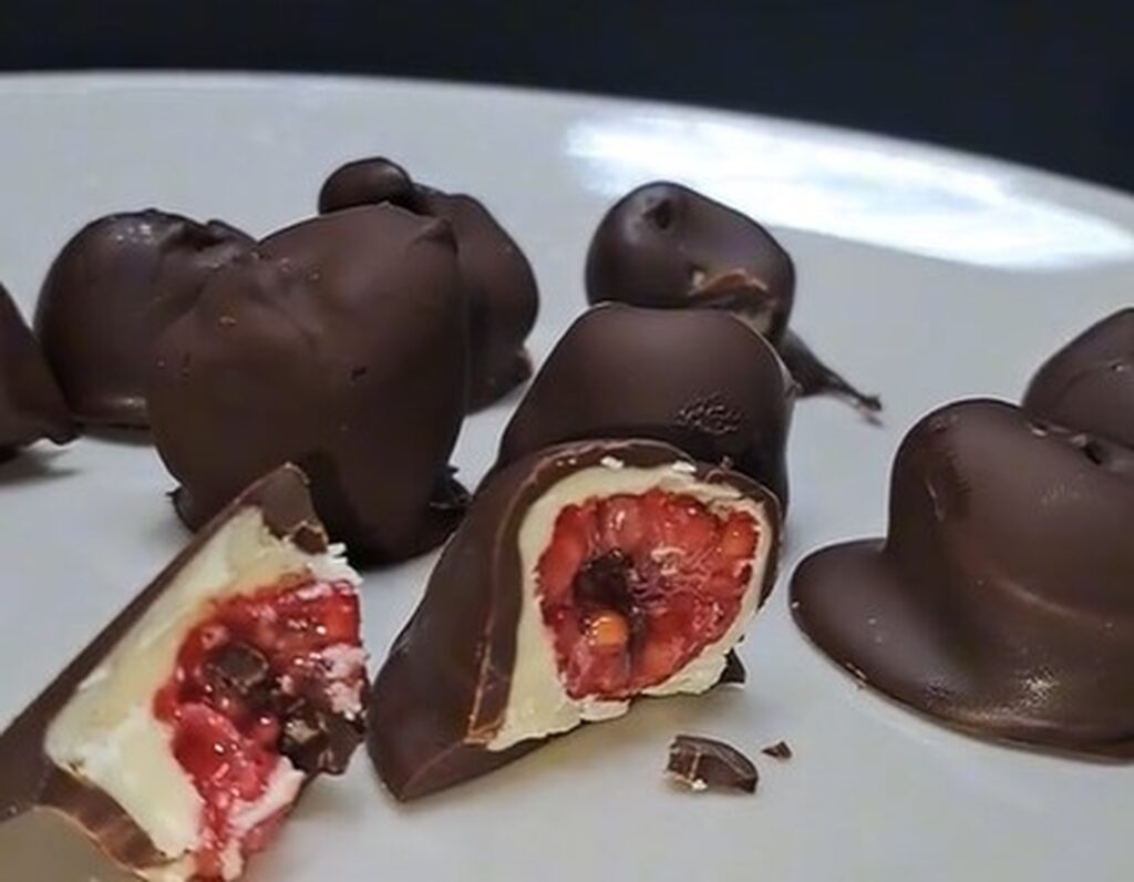 Rețetă de praline umplute cu zmeură. Desertul care a înnebunit internetul