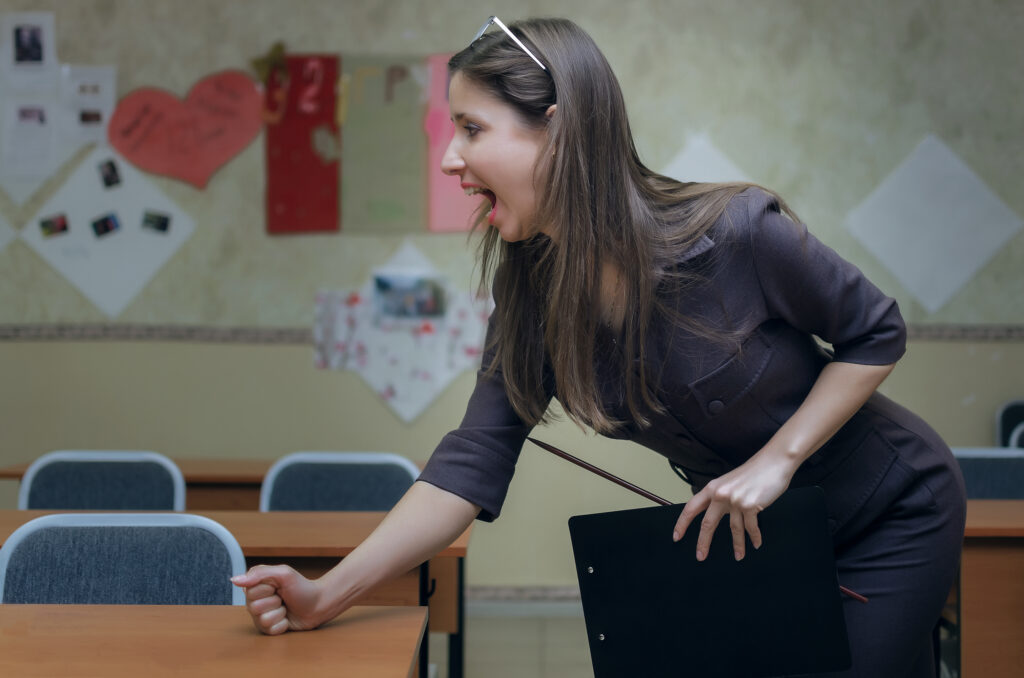 Cum a fost pedepsită o profesoară care a lovit un elev cu palma peste cap. „Într-un copil nu se dă!”