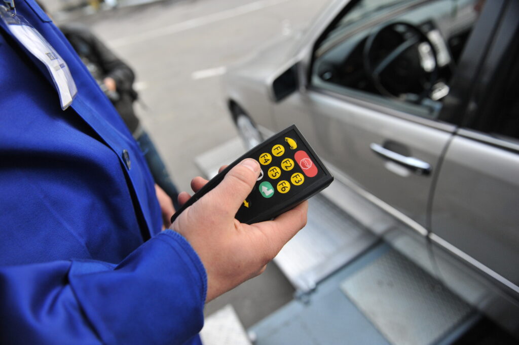 RAR a efectuat verificări la mașinile cu care circulă românilor. Jumătatea dintre acestea au defecțiuni tehnice majore