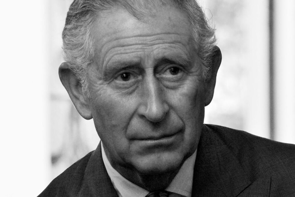 Scrisoare de mulțumire semnată regele Edward al VIII-lea, unchiul regelui Charles, către liderii naziști. A fost ascunsă 86 de ani