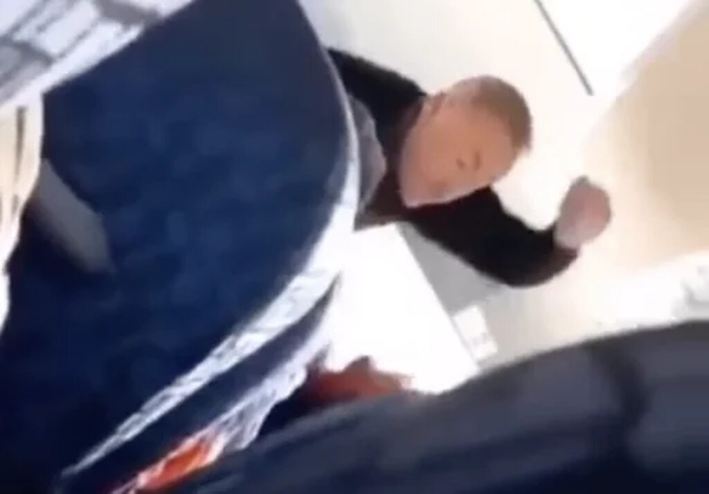 O bătrână a fost lovită cu pumnii de șoferul unui microbuz, pentru că s-a ridicat de pe scaun. Acesta a fost reținut pentru 24 de ore