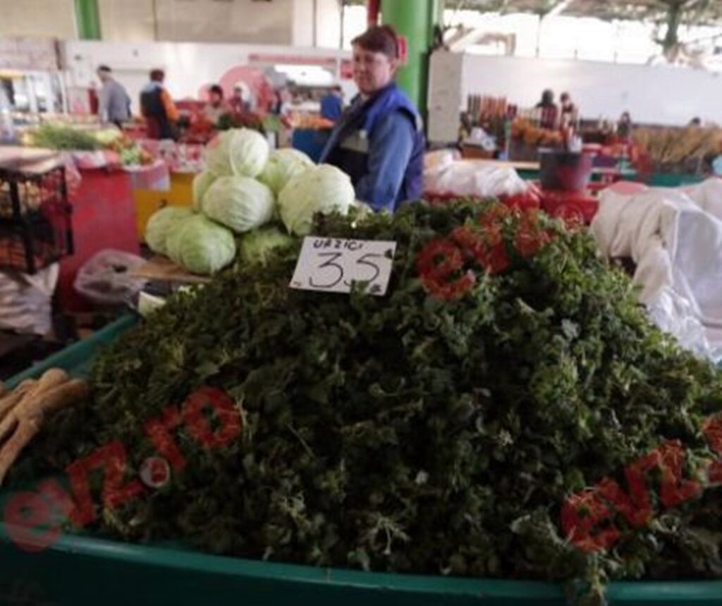 Urzicile au ajuns deja pe tarabe, dar costă mai mult decât un kilogram de carne de porc