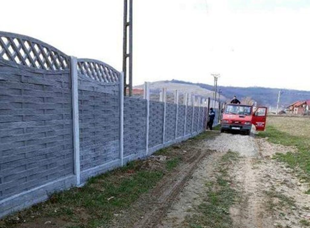 Cum poți să construiești un gard simplu, din plasă de sârmă. Cu o singură excepție, pentru toate gardurile este nevoie de autorizație de construire