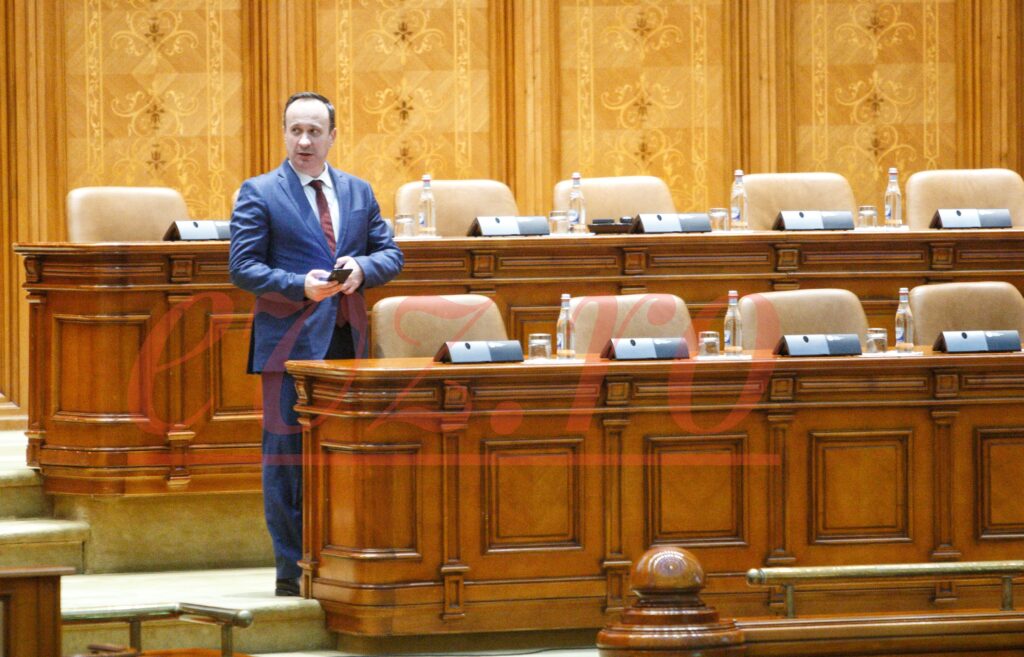 Scandal în Parlament la dezbaterea bugetului. Adrian Câciu a izbucnit în ședință și a lovit masa