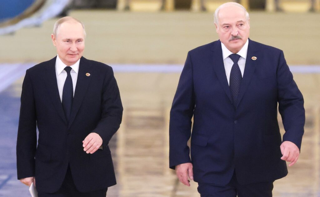 Lukaşenko i-a dat emoții lui Putin. Ce s-a întâmplat cu președintele Belarusului la parada de Ziua Victoriei