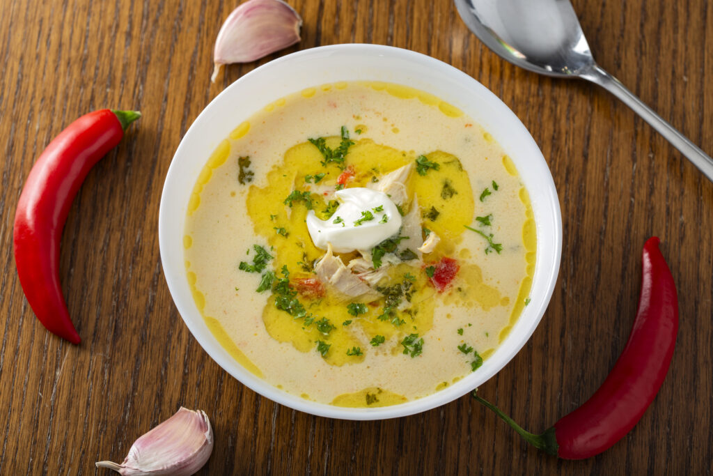 Rețeta bunicii. Ciorbă de pipote și inimi. O poți savura cu smântână și pâine caldă